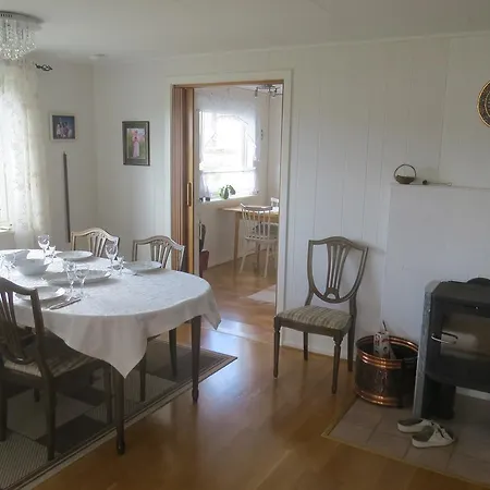 House By The Sea * Guvåg